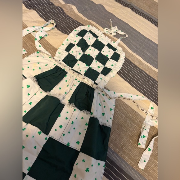 Vintage Green and White Apron with Shamrock Pattern - Picture 8 of 8